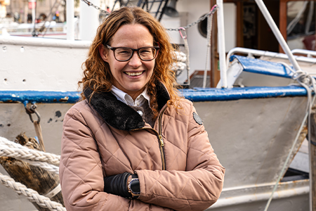 HR-ansvarig och lönechef Merja Wahrén från Strömma Sverige vid båtarna under intervjun.