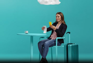 En tjej som scananr kvitto med telefonen