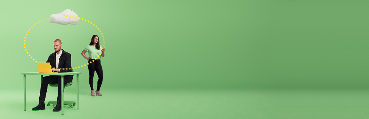 En person vid ett skrivbord som smidigt betalar ut lönen till en medarbetare med hjälp av Hogia OpenHr Lön – Enkelt och intuitivt lönesystem i molnet.