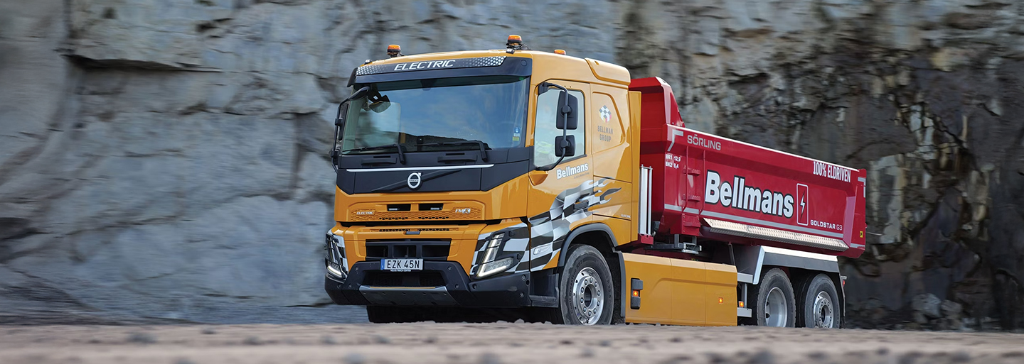 Eldriven schaktbil från Bellmans Åkeri vid ett anläggningsområde.